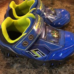 Toddler size 9 Skechers with compass/lights